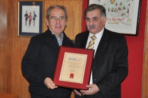 Sergio Campos Ulloa, past president de la agrupación, recibe el reconocimiento de APTUR de manos de su presidente, Antonio Faundes Merino.