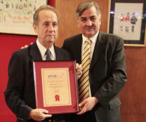 El primer vicepresidente de APTUR, Basko Asún Salazar, recibe una distinción especial por su abnegada entrega a la asociación.