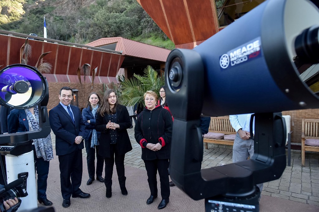 El ministro de Economía, Fomento y Turismo, Luis Felipe Céspedes y la subsecretaria de Turismo, Javiera Montes acompañan a la Presidenta de la República, Michelle Bachelet, en su visita al Observatorio Astronómico Andino, donde efectúa el lanzamiento del Programa Nacional Estratégico de Turismo Sustentable: Transforma Turismo.