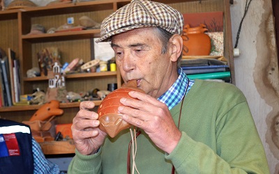 Artesano de Quilpué, Sergio García, fabrica las ocarinas más famosas de Chile