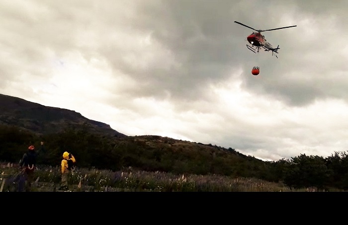 Helicóptero para combatir incendios forestales tiene PN Torres del Paine