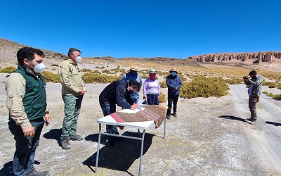 Comunidad indígena y Conaf acuerdan cogestión turística en Salar de Tara