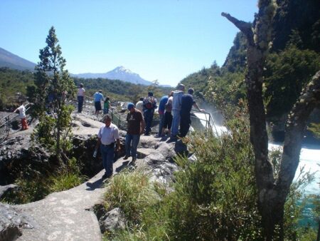 Visitantes en Parque nacional Vicente Pérez Rosales, de la Región de Los Lagos. (Foto CONAF)