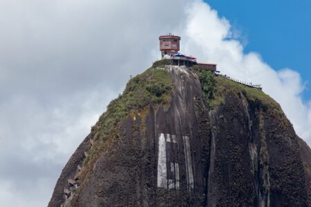 Monolito de la Piedra del Peñol