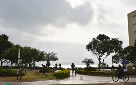 La capital de Perú está ubicada frente al litoral del Pacífico. En la foto, Costanera de Lima.