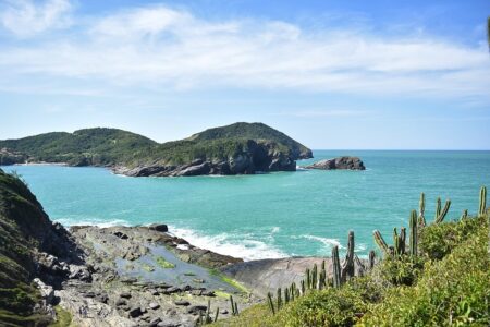 Arraial do Cabo, Búzios, Cabo Frio y Paraty son algunas de las paradas favoritas en un recorrido que suele ser terrestre