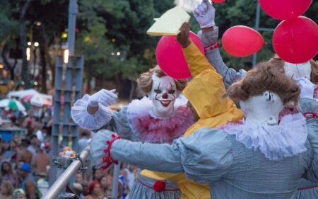 La pandemia, sin embargo, cerró las puertas a las comparsas callejeras (blocos) y los tradicionales desfiles de las escolas.