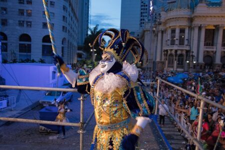 Para quienes quieren palpitar el Carnaval en febrero y marzo, los ensayos en los galpones de las escolas se celebran todos los fines de semana, abiertos a visitantes.