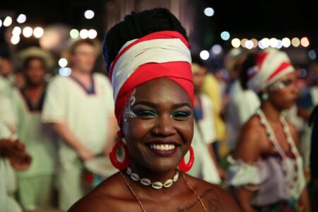 Durante el carnaval de 2020, unas 3,5 millones de personas circularon por las colinas de sus calles empedradas, entre comparsas y bares con fiestas alusivas.