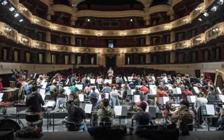 Alejandra Urrutia y la Orquesta Filarmónica de Santiago. (Foto de Patricio Melo).