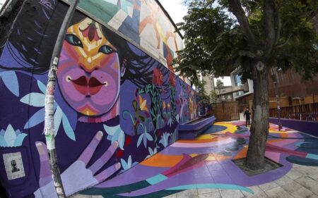 La plaza considera murales en el acceso norte y poniente del metro Universidad Católica, un arte en el piso de más de 200 m², además de un muro con acceso al GAM.