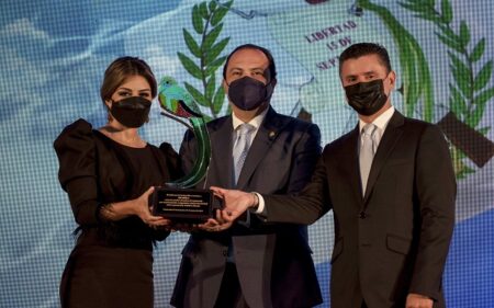 Marcela Toriello, presidenta de TAG Airlines, junto al el ministro de Relaciones Exteriores de Guatemala, Mario Adolfo Búcaro, y Julio Gamero, CEO de TAG Airlines.