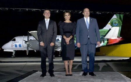 Las autoridades en el hangar de TAG Airlines junto un avión conmemorativo con la imagen del emblemático quetzal, ave sagrada del mundo maya, considerada el símbolo del país, de la libertad y la independencia.