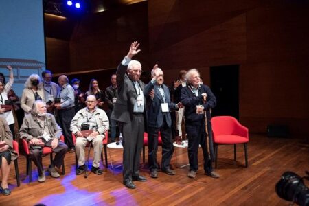 Miguel Lawbner, Hugo Gaggero y Eduardo Martínez Bonati reciben la ovación del público.