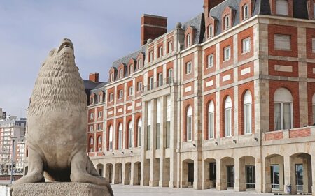 La cultura se vive también en el Museo de Arte Contemporáneo o MAR, donde un inmenso y brillante lobo marino cubierto de papel de alfajores recibe a los visitantes-