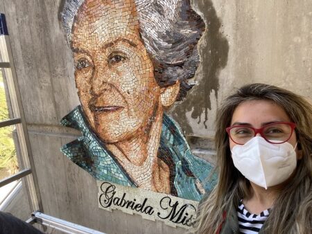 La artista antofagastina Nanda Yasoda y el mosaico en homenaje a la poetisa Gabriela Mistral.