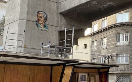 El homenaje a la poetisa Gabriela Mistral, está ubicado en un pilar original del Centro Cultural del mismo nombre, GAM.