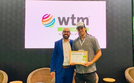 El fundador y director ejecutivo de Smartrip, Juan Luis Crespo, recibe la distinción en WTM 2022.