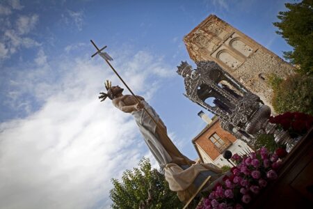 Cristo Resucitado delante de la iglesia el Salvador.