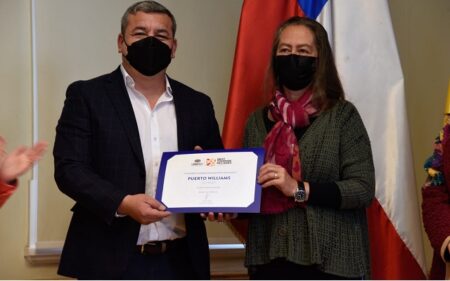 El alcalde de Cabo de Hornos, Patricio Fernández, recibió el sello Best Tourism Villages de la OMT, por el aporte de Puerto Williams al turismo rural. En la foto, junto a la subsecretaria de Turismo, Verónica Kunze.