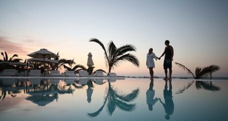 Turistas y piscina del Hotel Vichayito