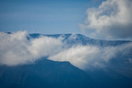 Vista lejana del Nevado del Ruiz