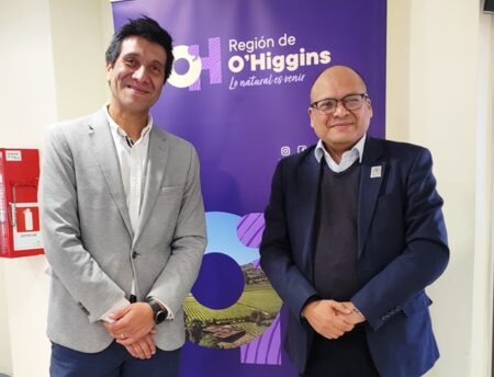 Carlos Escobar, director regional de Sernatur O'Higgins, junto al rector de Santo Tomás sede Rancagua, Manuel Olmos.