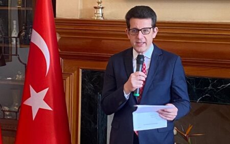 Embajador de Turquía, Ahmed Ihsan Kiziltan