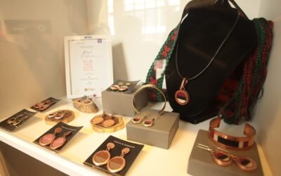 Artesanías y productos locales elaborados por mujeres del turismo