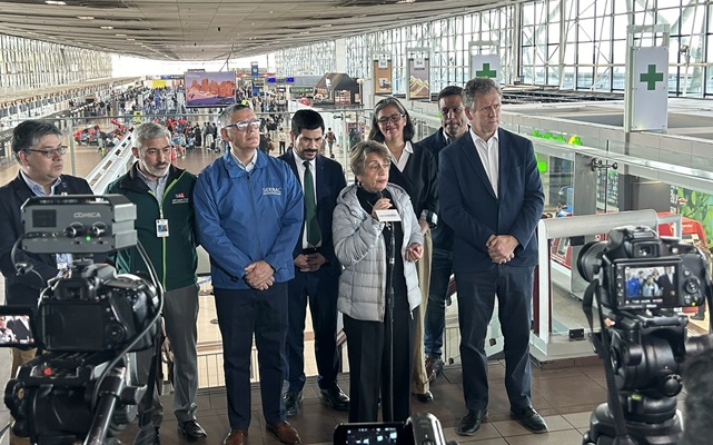 Medidas y consejos para más de 720 mil viajeros en aeropuerto de Santiago