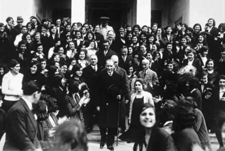 Atatürk con las estudiantes de Liceo Esmirna