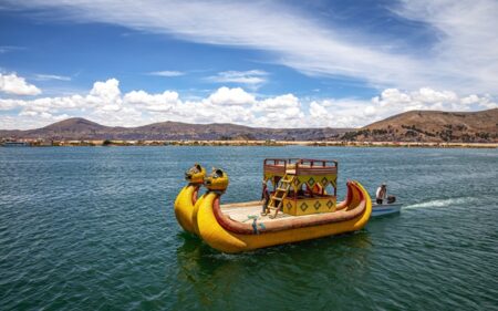 Balsa de totora en la Islas de los Uros en el Lago Titicaca